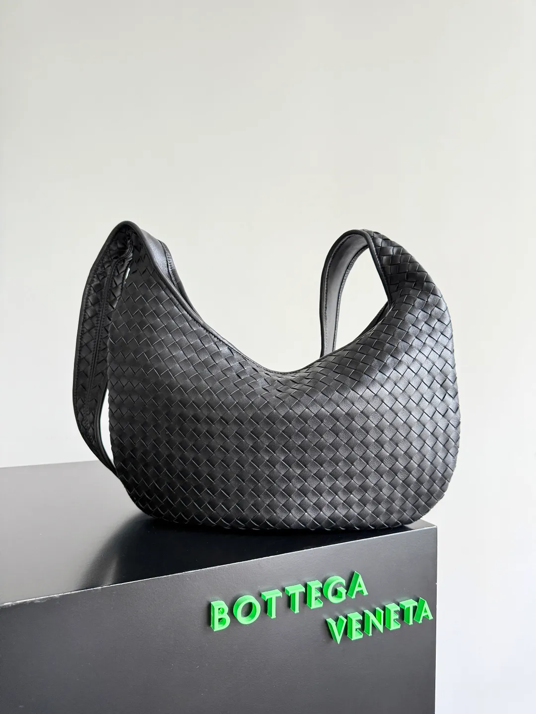 Batch 2480 BOTTEGA VENETA 2025 new men's medium Veneto crossbody bag is made of lambskin, elegantly extends to the strap, fits perfectly on the upper body, and the light and neat shape is suitable for all your choices for business, travel or daily life. Top zipper, interior two compartments, extra-large capacity. The classic Veneta shape has been redesigned and turned into a bag that can be worn cross-body, simple yet stylish. Although it is designed as a men’s bag, it is also very suitable for girls to carry! The back is so handsome🕶! More aura ~ The shoulder straps are reasonably designed, making it comfortable and stylish to carry cross-body. The bag has a practical capacity and can easily fit your daily needs~ Whether it is paired with casual wear for going out on the street or with formal wear for commuting, put it on and your fashion sense will rise in a straight line📈! Style number: 826877 Size: 38*24*2cm